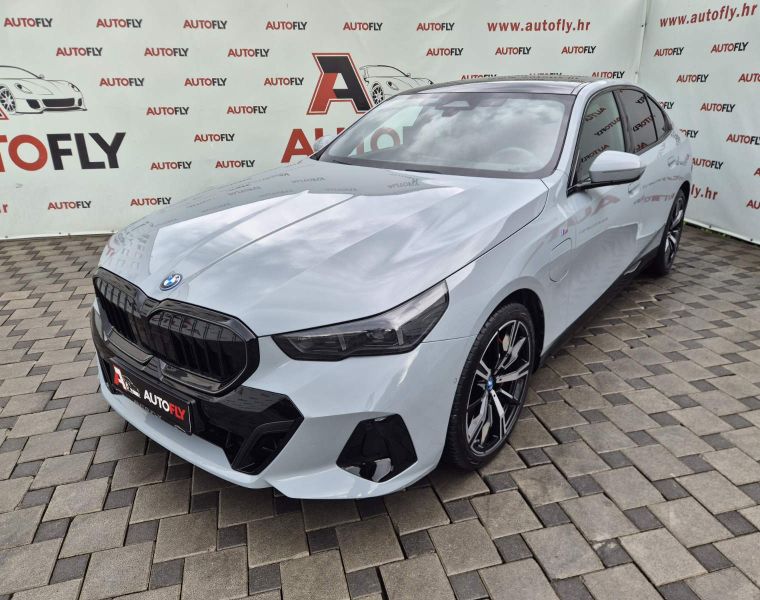 BMW serija 5 550e xDrive PRO M-paket, Shadow, B&W, Iconic Grill, 20"