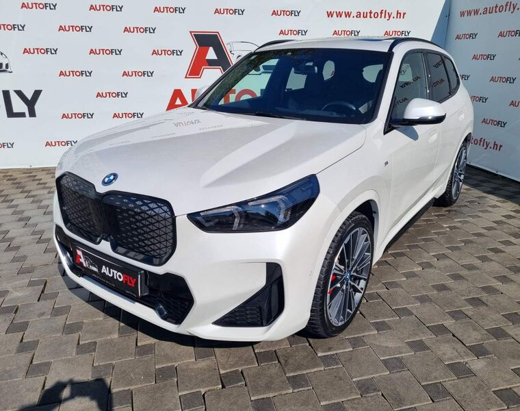 BMW iX1 xDrive30 M-Paket, H/K, 360kam, ACC, Pano, Led, HR auto, 20"